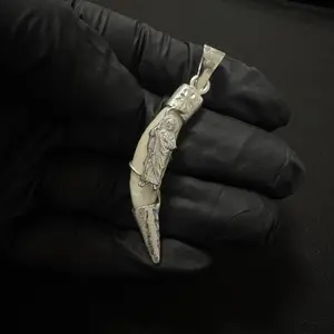 Colmillo de coyote encasquillado con imagen de  San Judas de PLATA 925