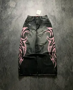 These jeans blend American vintage style with intricate embroidery and a post-apocalyptic wanderer aesthetic. The wide-leg, slightly flared cut not only has a laid-back, casual street vibe built-in but also effectively shapes the legs.