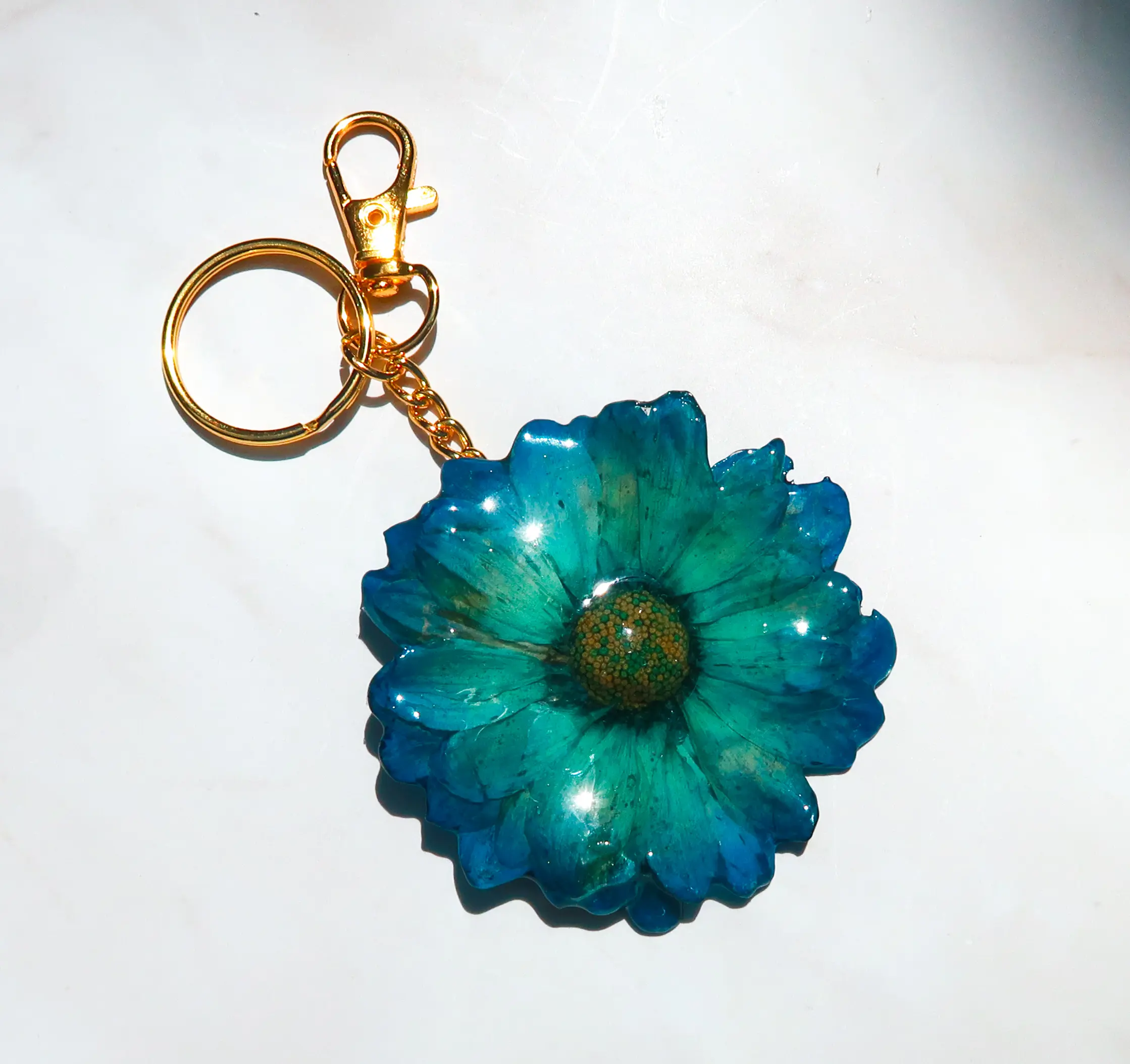 Real Daisy Keychain - Flower Design with Stainless Steel Gold Metal Clip and Ring - Hand-Preserved Resin