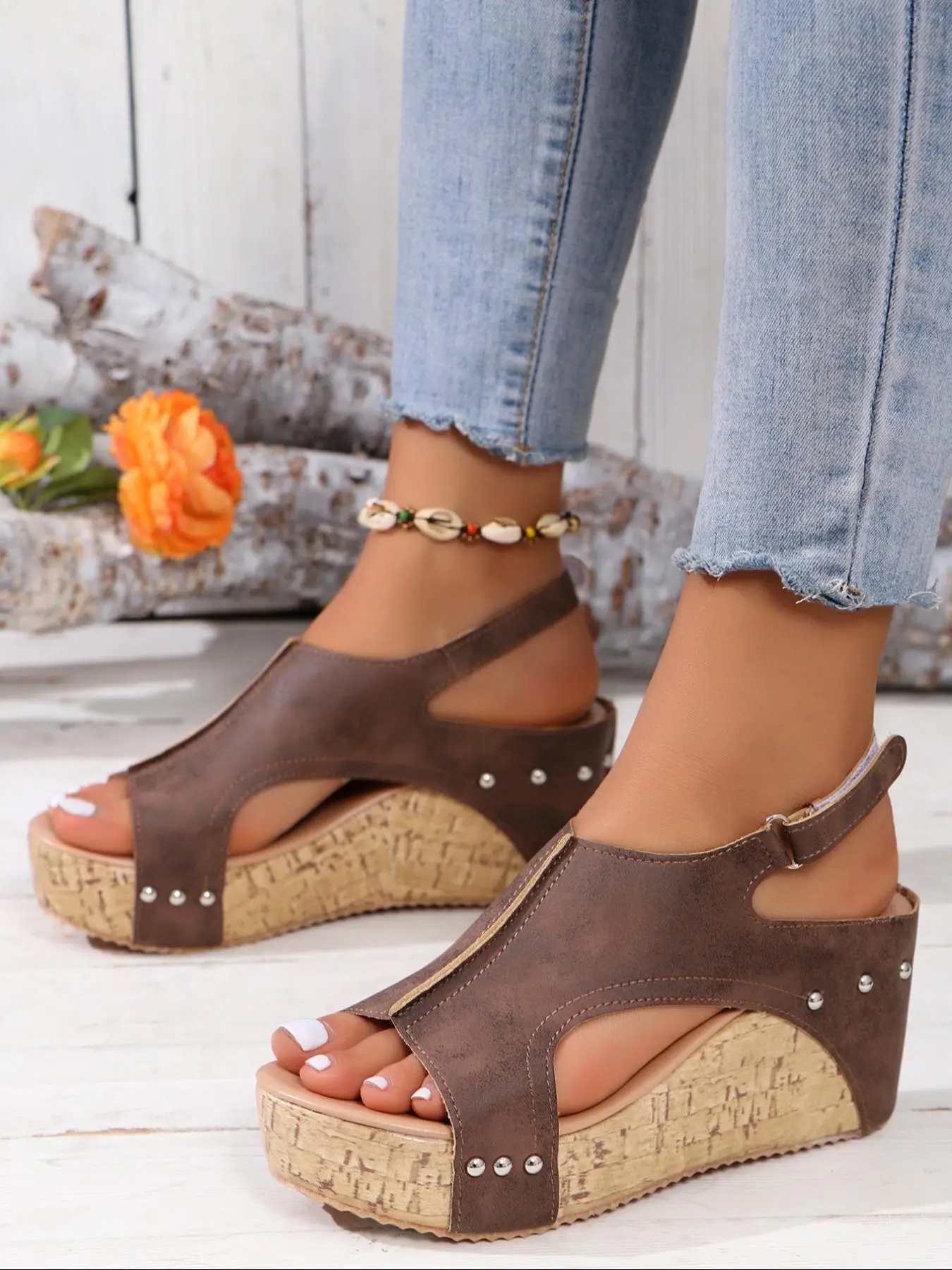 Women's Fashion Rivet Decorated Wedge Sandals, Casual Summer Sandals, Fashionable Shoes for Beach & Vacation