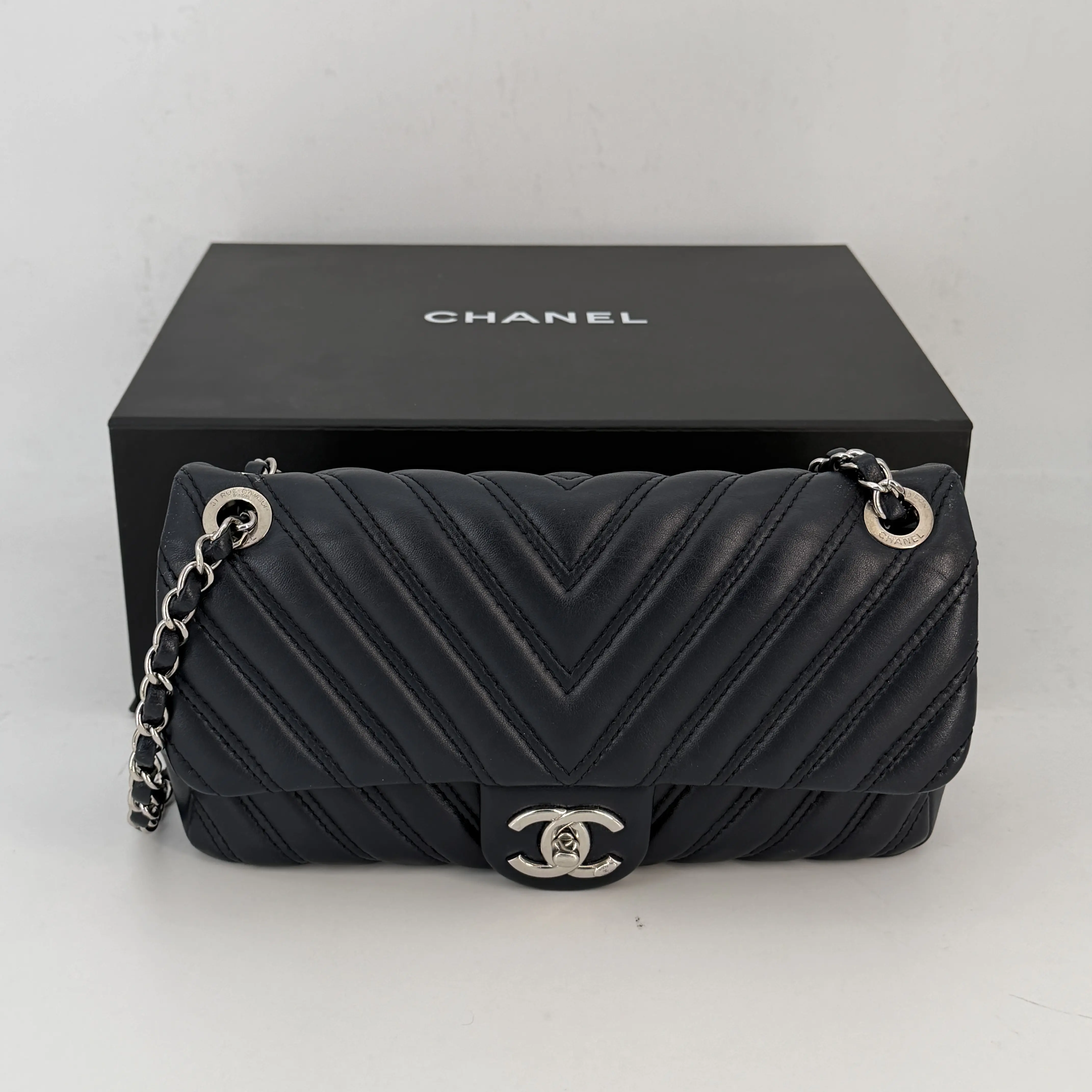 Pre-owned CHANEL lambskin Shoulder Bags Classic Chevron Shoulder Bag