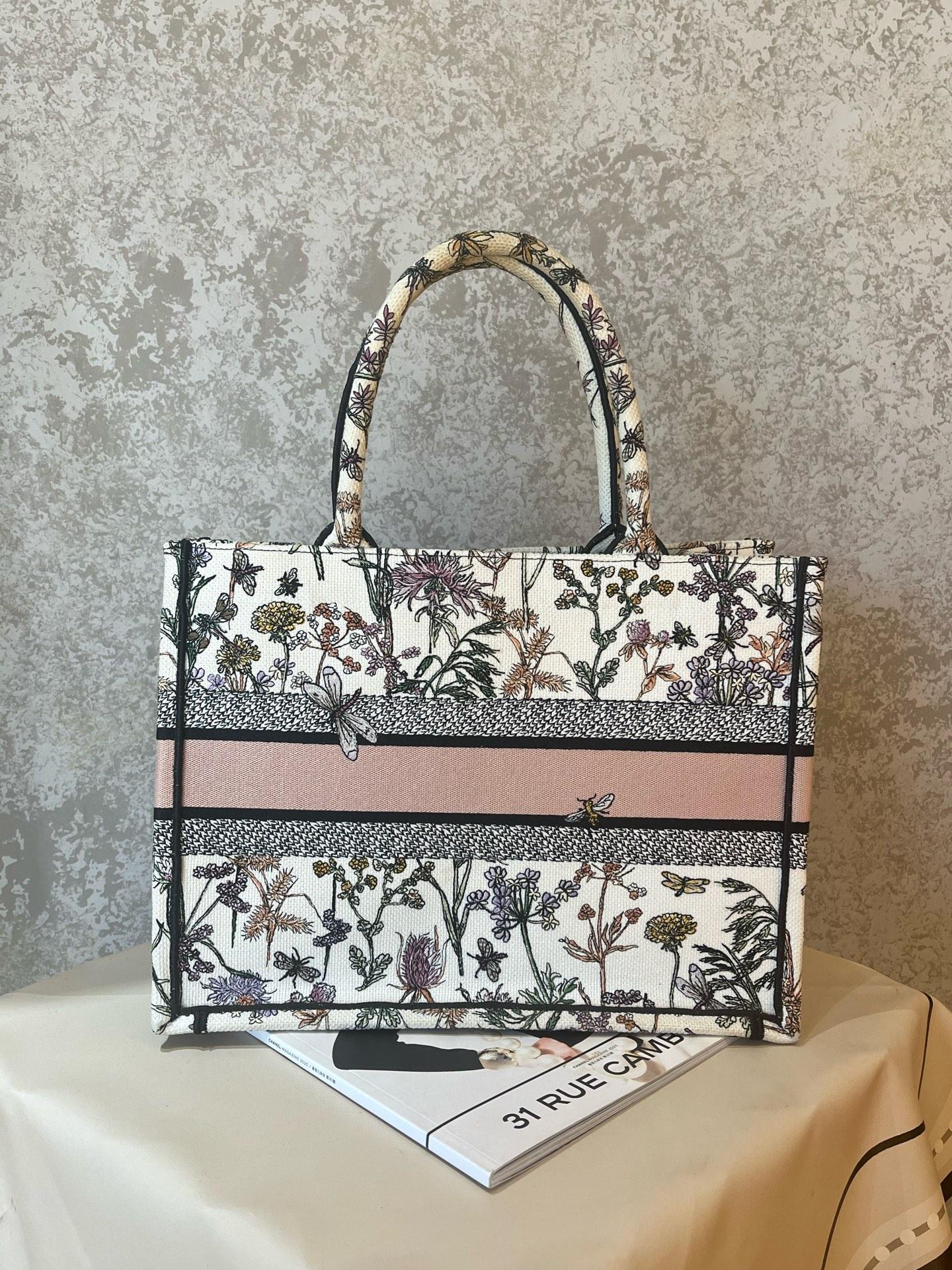 Pre-owned Dior Medium Book Tote from the coveted Florilegio collection, features intricate floral & insect embroidery on white canvas 1919H0553