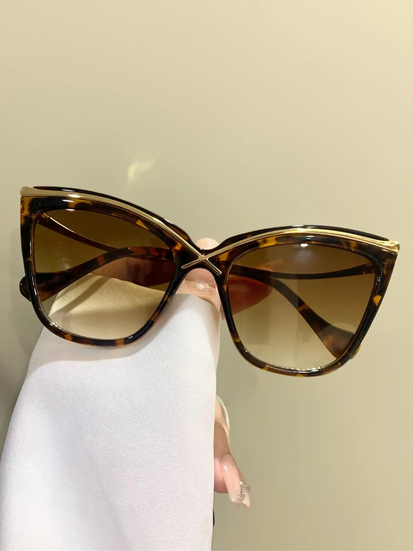 Trendy Fashion Cat Eye Glasses Large Frame, Metal Frame Legs, Unisex Cool Eyewear, Elegant Style, Eyewear for Men and Women