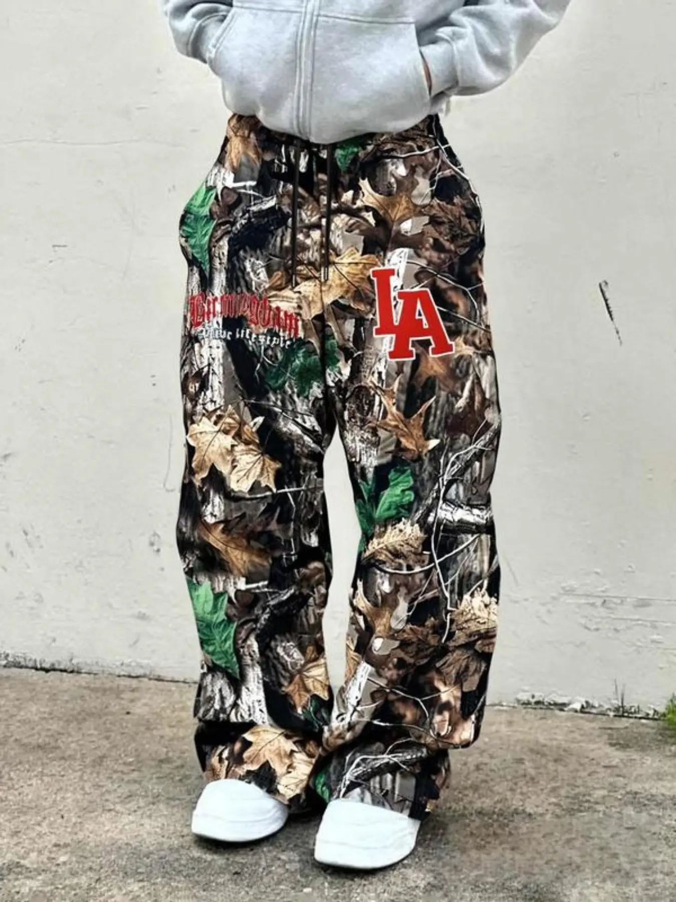 These men's casual, loose-fitting Camouflage trousers with a drawstring waist are made from knitted fabric, making them perfect for casual wear and sports activities, and an ideal choice for everyday travel. Casual Street Pants, Camouflage Print Pants