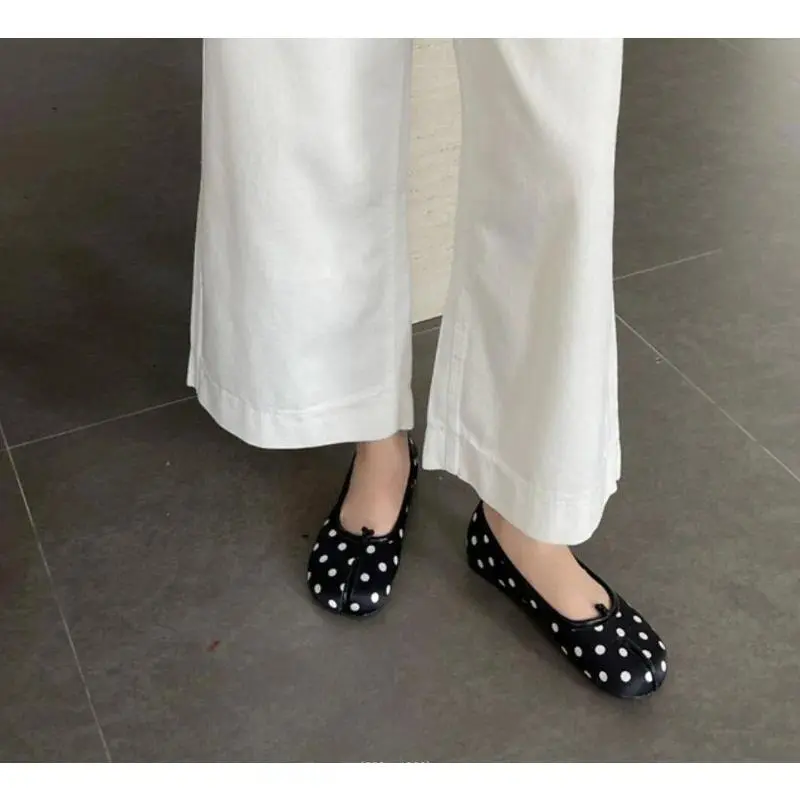 2026Elegant Polka Dot Women's Flat Tabi Ninja Shoes Pig Toe Slippers Lazy Person Horse Hoof Shoes Women Split Toe Ballerina Shoe