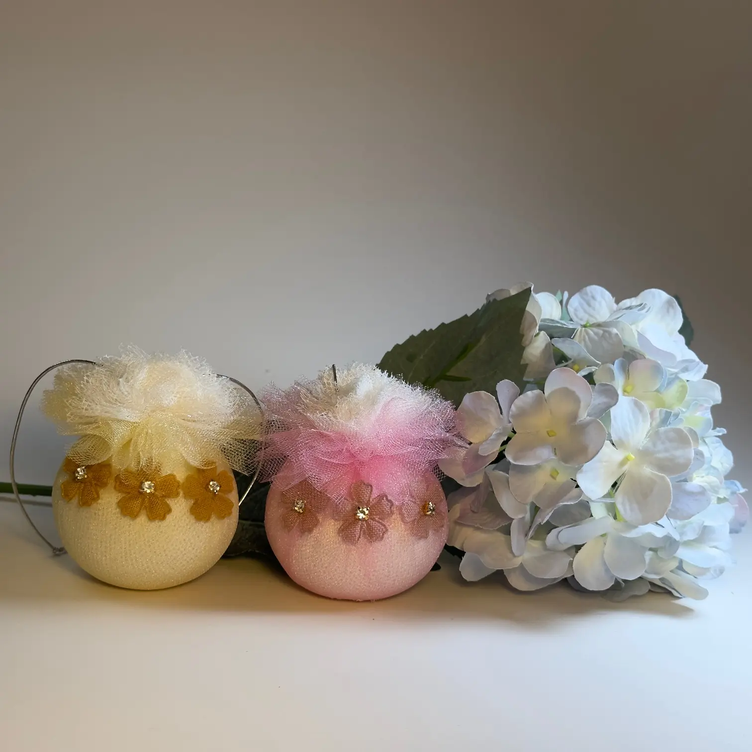 Gongki Roundair with Mini Flowers Handcrafted Aroma Delight Solid Tulle Fabric Wrapped Various Scent Options Sensitivity and Gentleness Focus