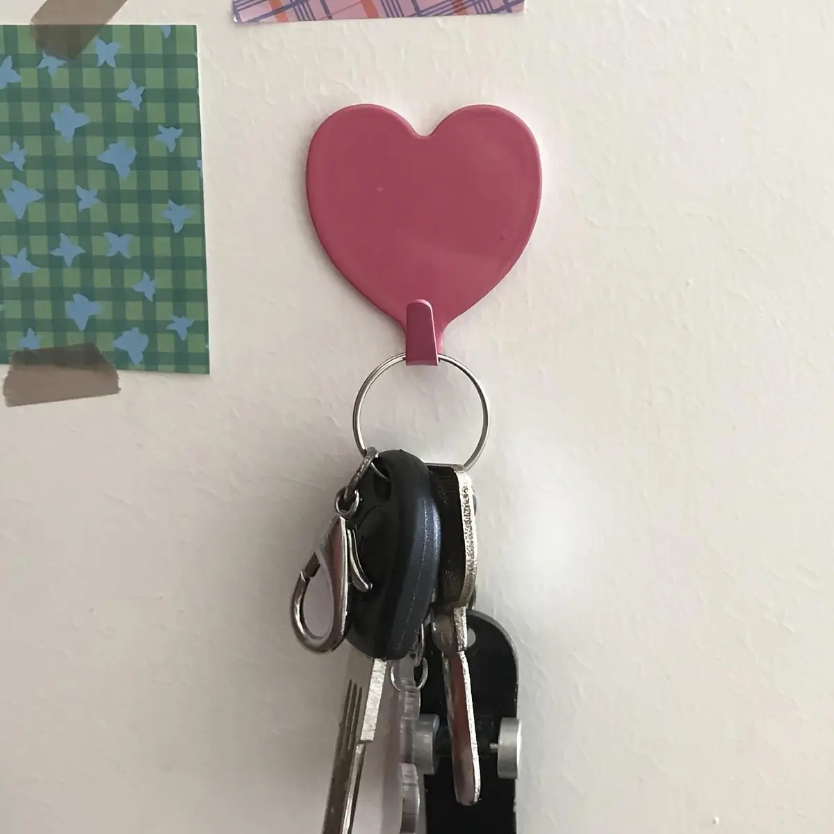Heart shaped adhesive hooks, wall hooks, hooks suitable for keys, hats, towels, bathroom and household items.