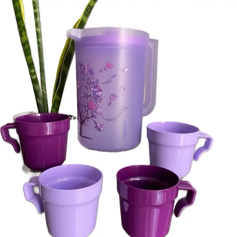 Jarra y tazas de color lila y morado