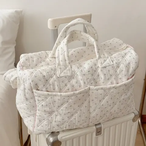 White Floral Quilted Cotton Travel Duffel Bag, Large Capacity Weekend Tote Bag with Handle Foldable Lightweight Women's Carry-on Bag, Perfect for Travel, Gym and Weekend Getaways, Multifunctional Travel Duffel