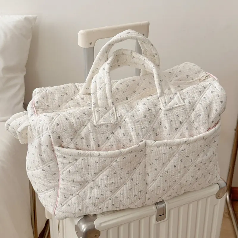 White Floral Quilted Cotton Travel Duffel Bag, Large Capacity Weekend Tote Bag with Handle Foldable Lightweight Women's Carry-on Bag, Perfect for Travel, Gym and Weekend Getaways, Multifunctional Travel Duffel