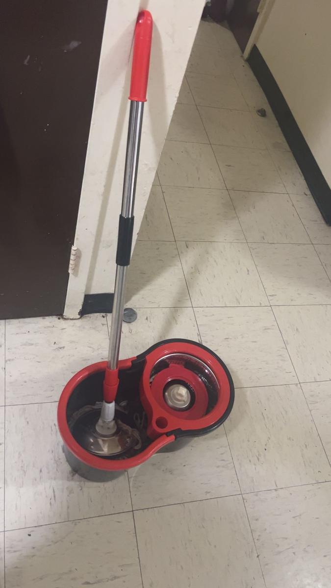 Item: 61"Handle+Bucket+Brush+Replacement Heads*3