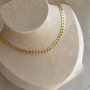 Elegant Gold Leaf Chain Choker for Women Perfect for Everyday Wear and Special Occasions Stylish and Versatile Jewelry