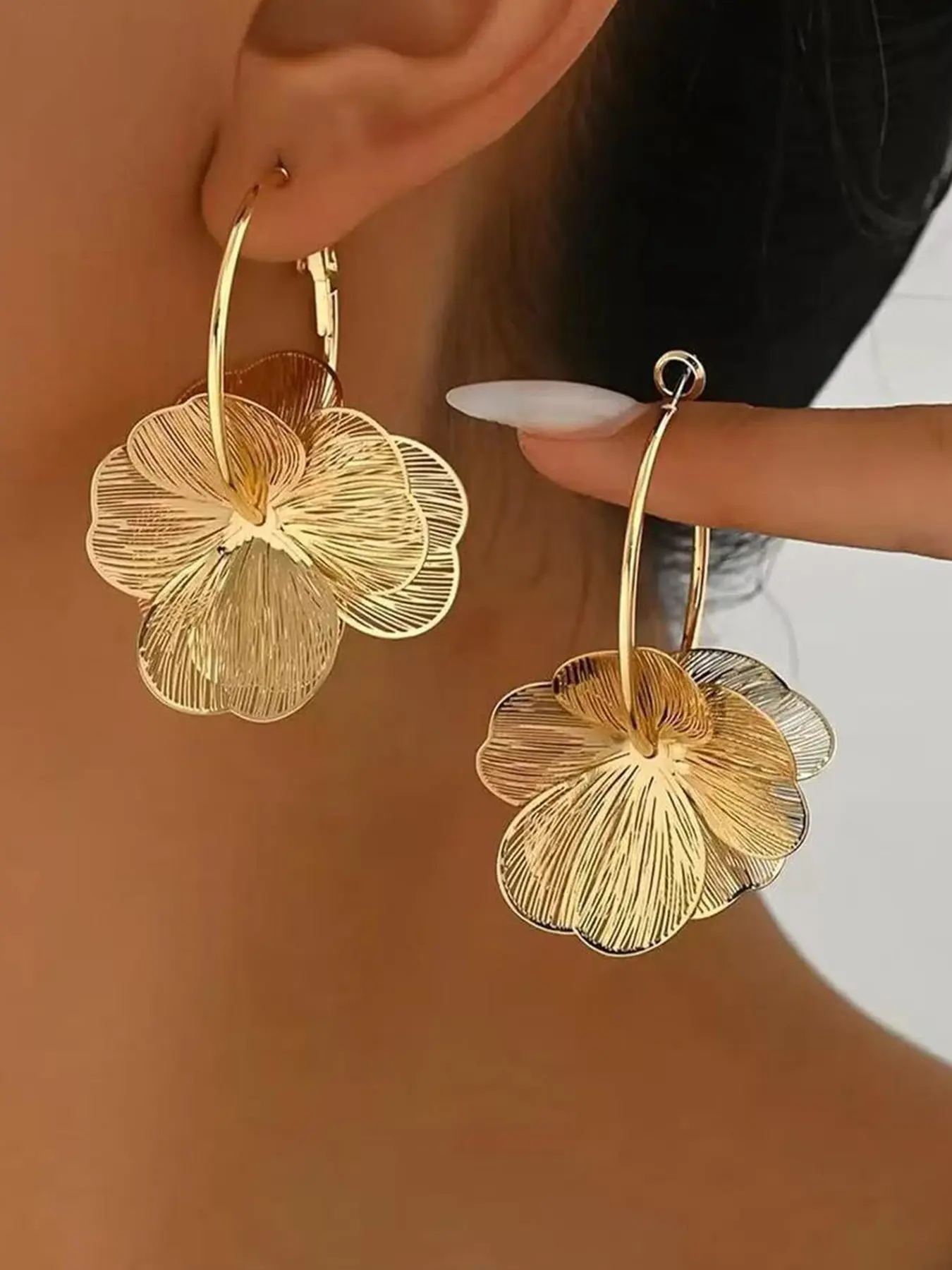 Flower Earrings for Women Boho Spring Summer Gold Flower Floral Hoop Shape Earrings Drop Dangle Earrings Dangling statement Elegant Earrings Boho Charm Earrings