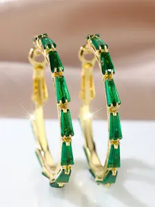 A pair of gold-ring ear buckles made of green zirconia are fashionable, elegant and retro, suitable for women to wear during travel, wedding parties