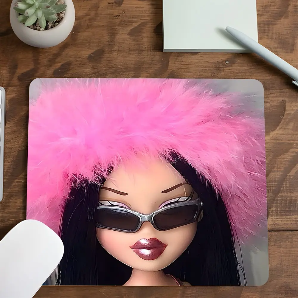 Square Stylish Doll Character Gaming Mousepad, Chic Pink Feather Accessory Design, Fashionable Desktop Decorative Protective Pad, Rubber Anti-slip Lockedge Work Pad, Small Size Suitable for Laptop, Desktop Computer Games, Work, Daily Use, Cute Mouse Pad