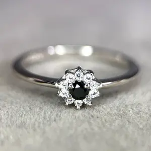 Flor de Sombra: Anillo de Diamante Negro Natural en Plata de Ley