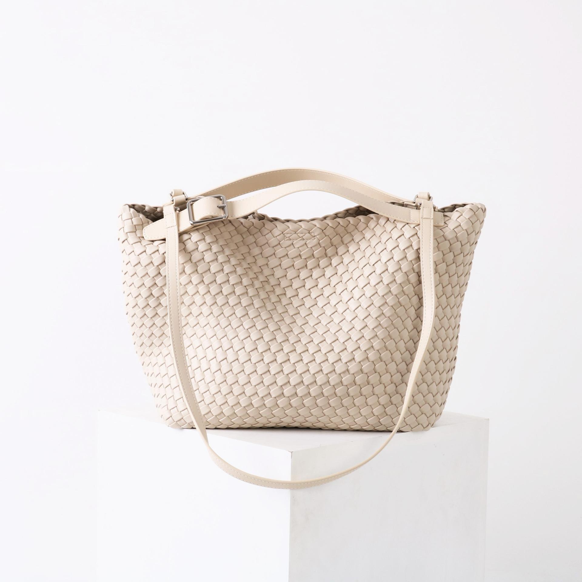 Elegant Woven Leather Shoulder Bag for Women Large Capacity Tote Stylish Durable Design Perfect for Everyday Use