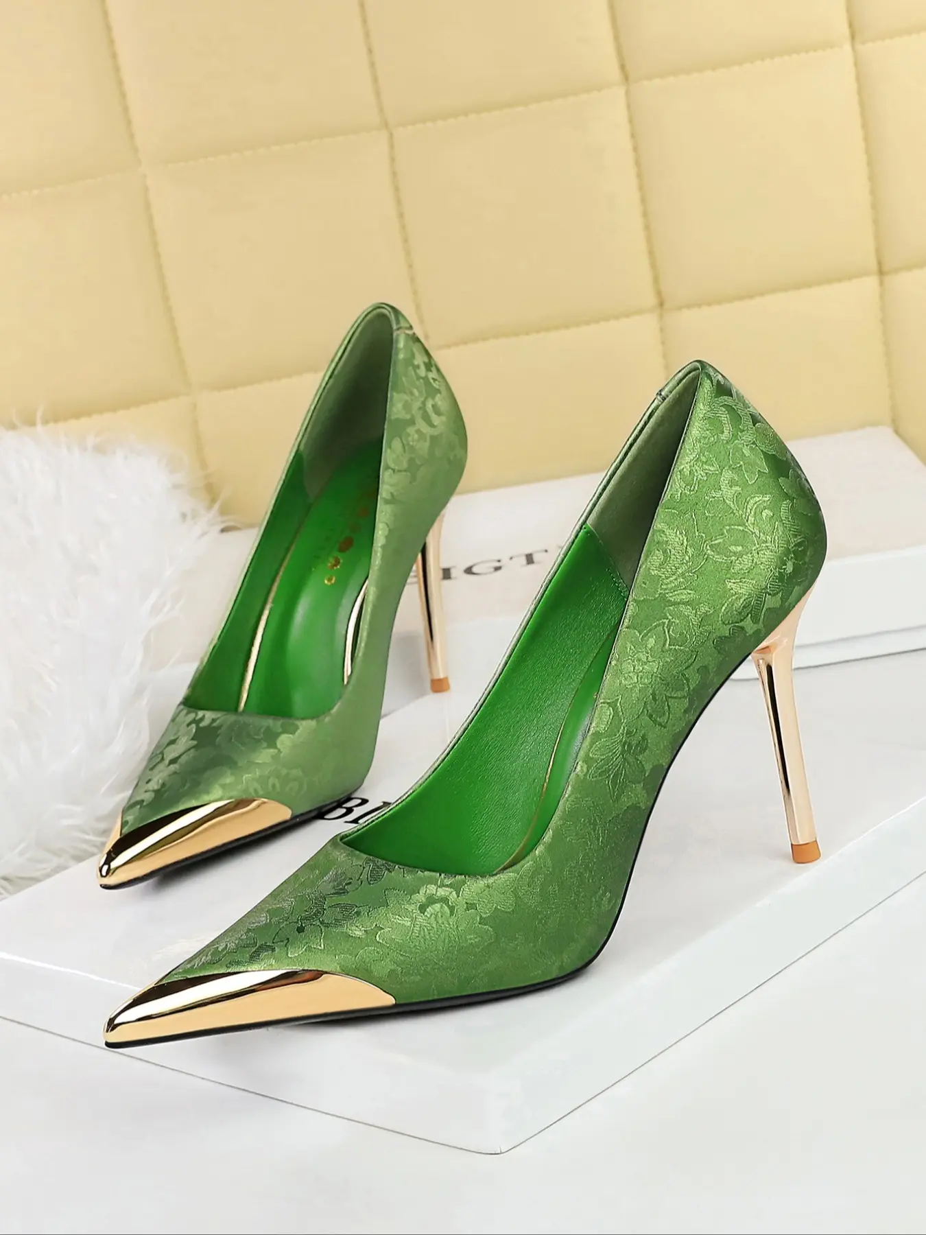 Vintage Court Style Eye-Catching Elegant Stylish Women's High Heels, Embroidered Metal Pointed Toe Metallic Heeled Stilettos, Casual Party Shoes, Stiletto Heel Pumps, Stylish Evening Footwear, All Seasons