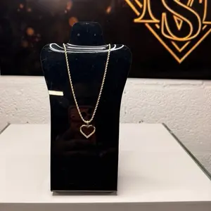 Heart Pendant Necklace - Elegant Gold-Tone Chain with Heart Charm for Women's Fashion Jewelry