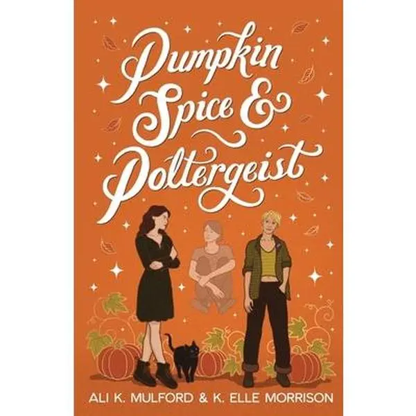 Pumpkin Spice and Poltergeist: A cozy sapphic paranormal rom-com -- Ali K. Mulford, Paperback