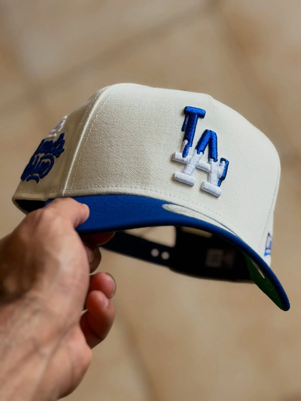 LA Dodgers 9FIFTY Cap – Cream & Navy Baseball Hat, Embroidered LA Logo, World Series Patch, Flat Brim Snapback, Adjustable Fit, MLB Inspired Streetwear Headwear, Unisex Sports Cap