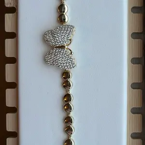 Pulsera de mariposa in oro laminado 14 k . Simple y elegante