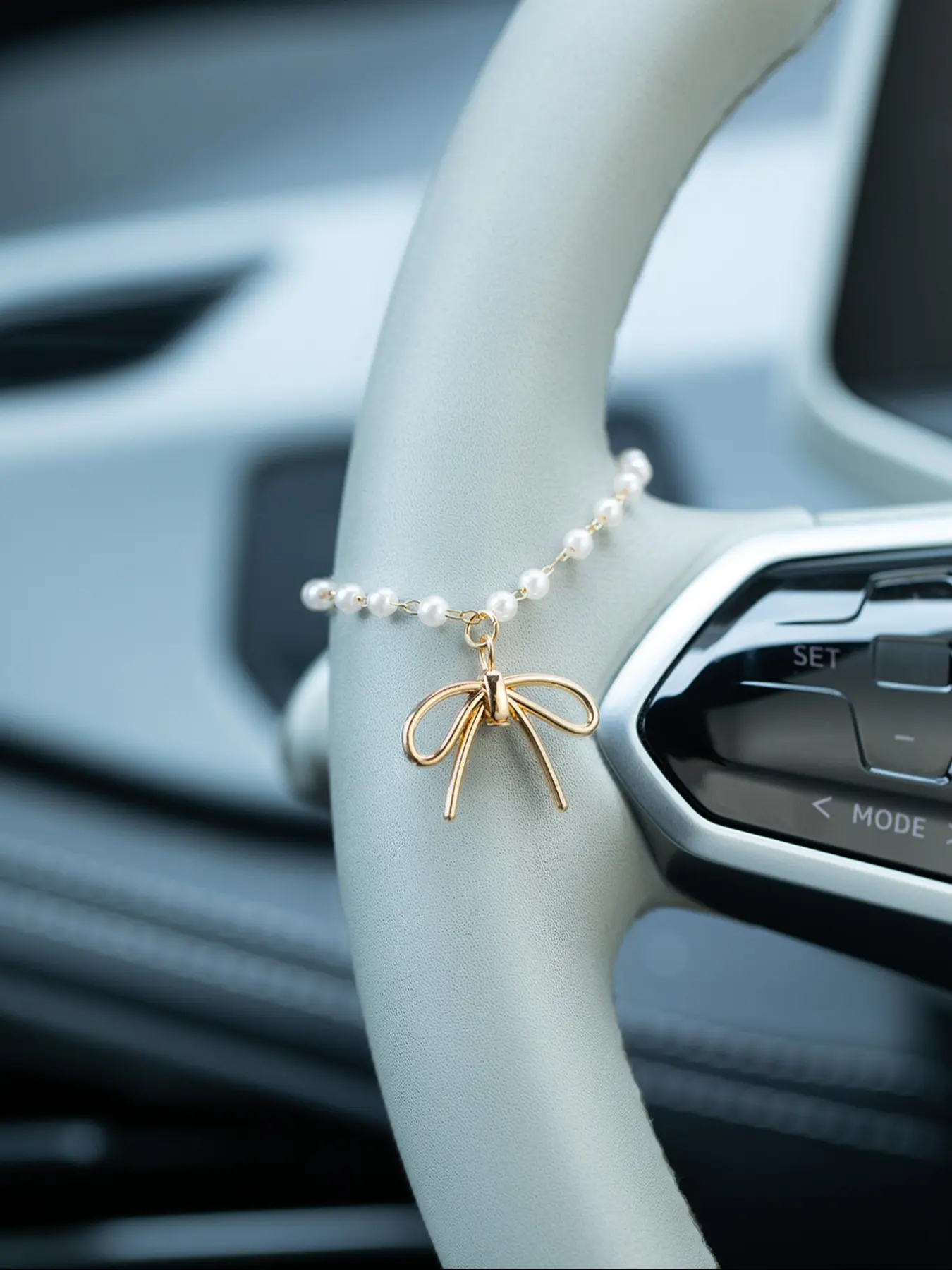 Faux Pearl Bow Car Steering Wheel Ornament, Girls' Car Interior Decor, Trendy Car Accessories, Stylish Dashboard Decoration, Girly Car Accessories, Vehicle Decoration