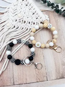 Boho Daisy Smiling Beaded Keychain, Handmade Charm for Bags, Perfect Gift for Friends and Mom, Unique Jewelry Accessory