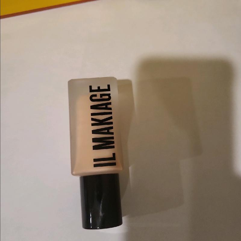 Introducing the IL MAKIAGE Woke Up Like This Flawless Base Foundation - the perfect foundation for a flawless, natural-looking complexion. With 30 ML of product and shade 10, this foundation is ideal for those with light to medium skin tones. Lightweight