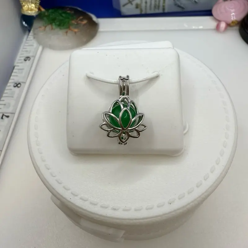 925 sterling silver locket lotus flower high quality has a quartz on it you can change a color of you preference high quality solid (( es un relicario de plata Italiana es una flor de lotus cambia el color a tu preferencia es Trae un cuarzo verde