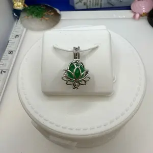 925 sterling silver locket lotus flower high quality has a quartz on it you can change a color of you preference high quality solid (( es un relicario de plata Italiana es una flor de lotus cambia el color a tu preferencia es Trae un cuarzo verde