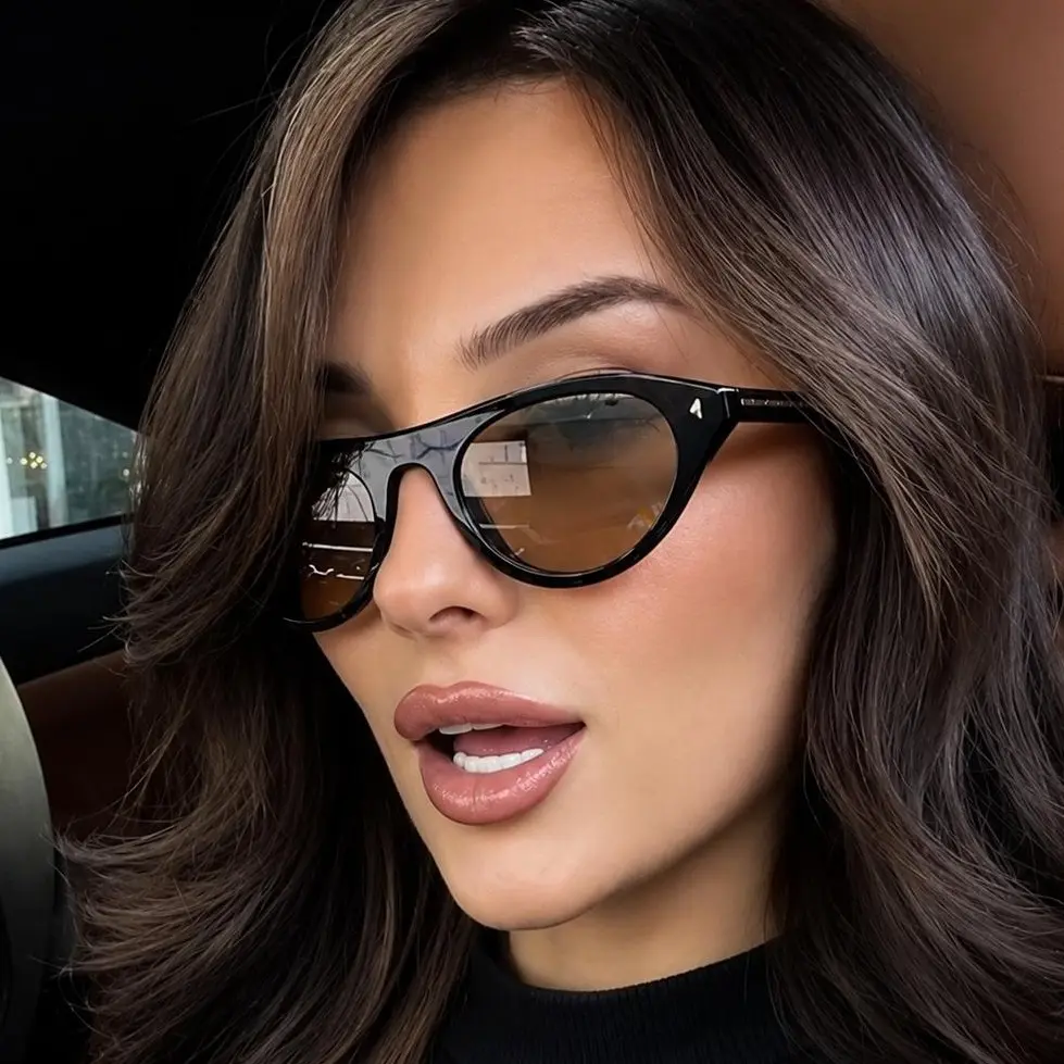 Chic Retro Cat-Eye Sunglasses - Sleek Frame with Gold-Striped Temple Accents, UV400 Protection Shades Perfect for Old Money Aesthetic and Timeless French Girl Looks