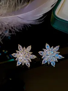 Water diamond snowflake earrings are suitable for daily wear, vacation dates, and other occasions, and are also a surprising and exquisite small gift.