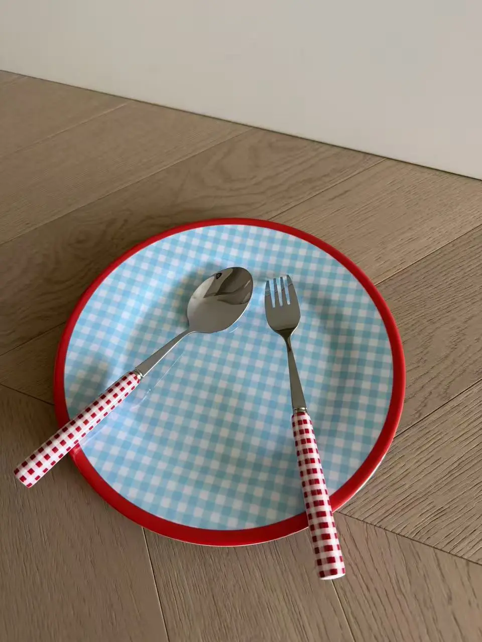 Vintage Gingham Melamine Plate & Ceramic Handle Cutlery Set