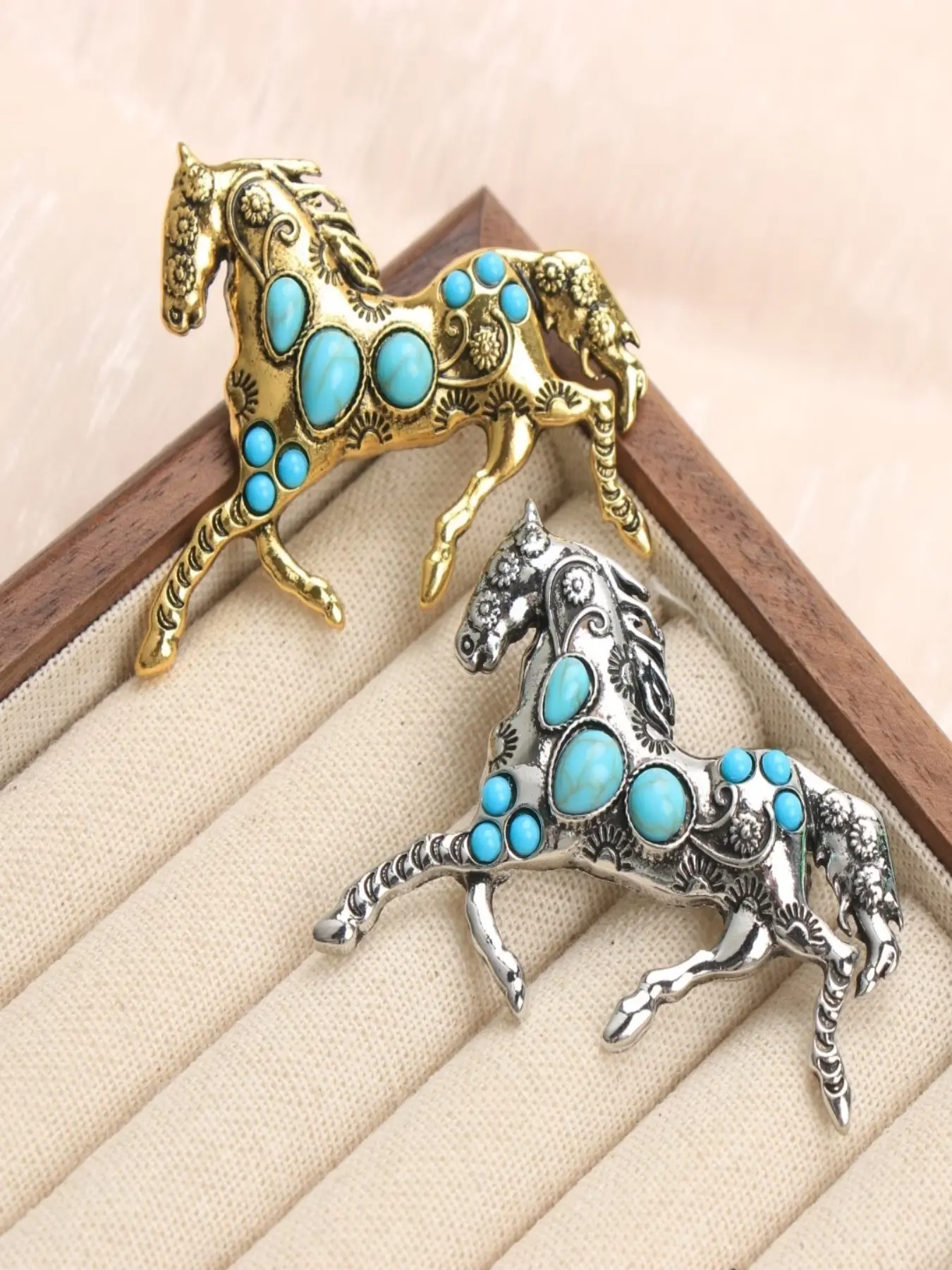 Baroque-Style Horse Brooch, Unisex Jewelry Accessory, Perfect for Weddings & Festive Parties, Alloy Material, All Seasons Wear