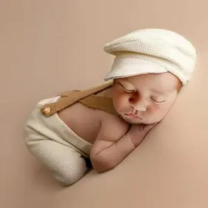 Newborn Photography Props Hat and Bib Set, Enhance Baby Photos, Unisex Photo Props, Ideal for Newborn Portraits, Add Charm to Your Baby Pics, Gift Set
