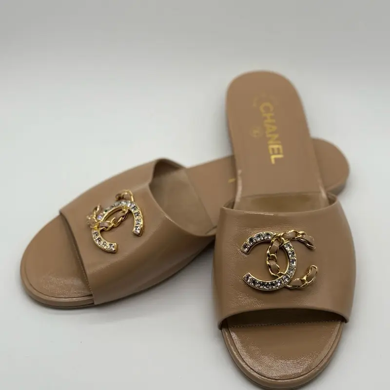 Chanel Pre-Owned Sandals CC Logo Size 39 - Elegant Design with CC