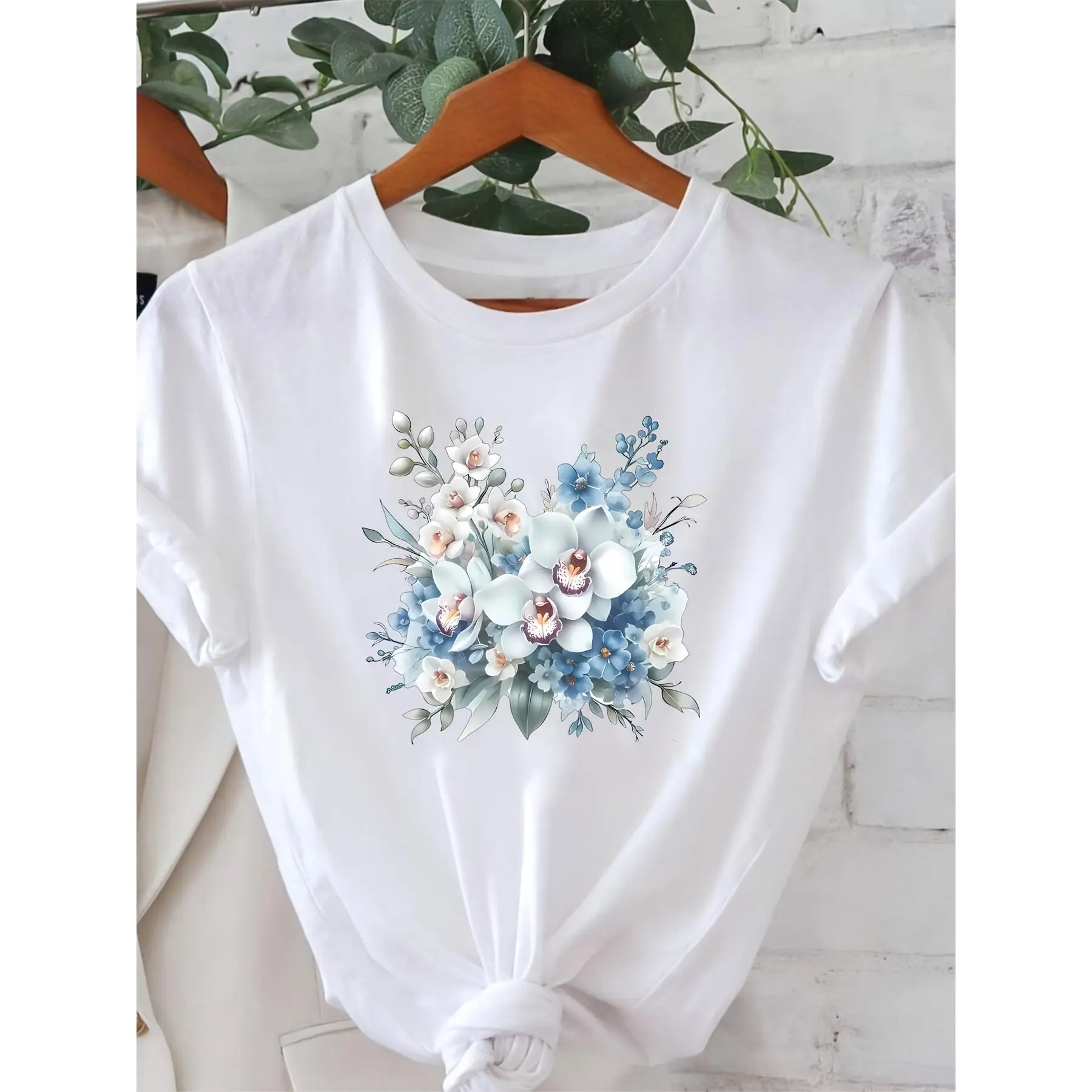 A Stylish And Casual Round-Neck T-Shirt for Women, Featuring a Gentle Floral Print, Perfect for Spring And Summer. Ideal for Everyday Wear, Shopping, Gatherings, And Commuting, It Offers Versatility And Elegance Tshirt