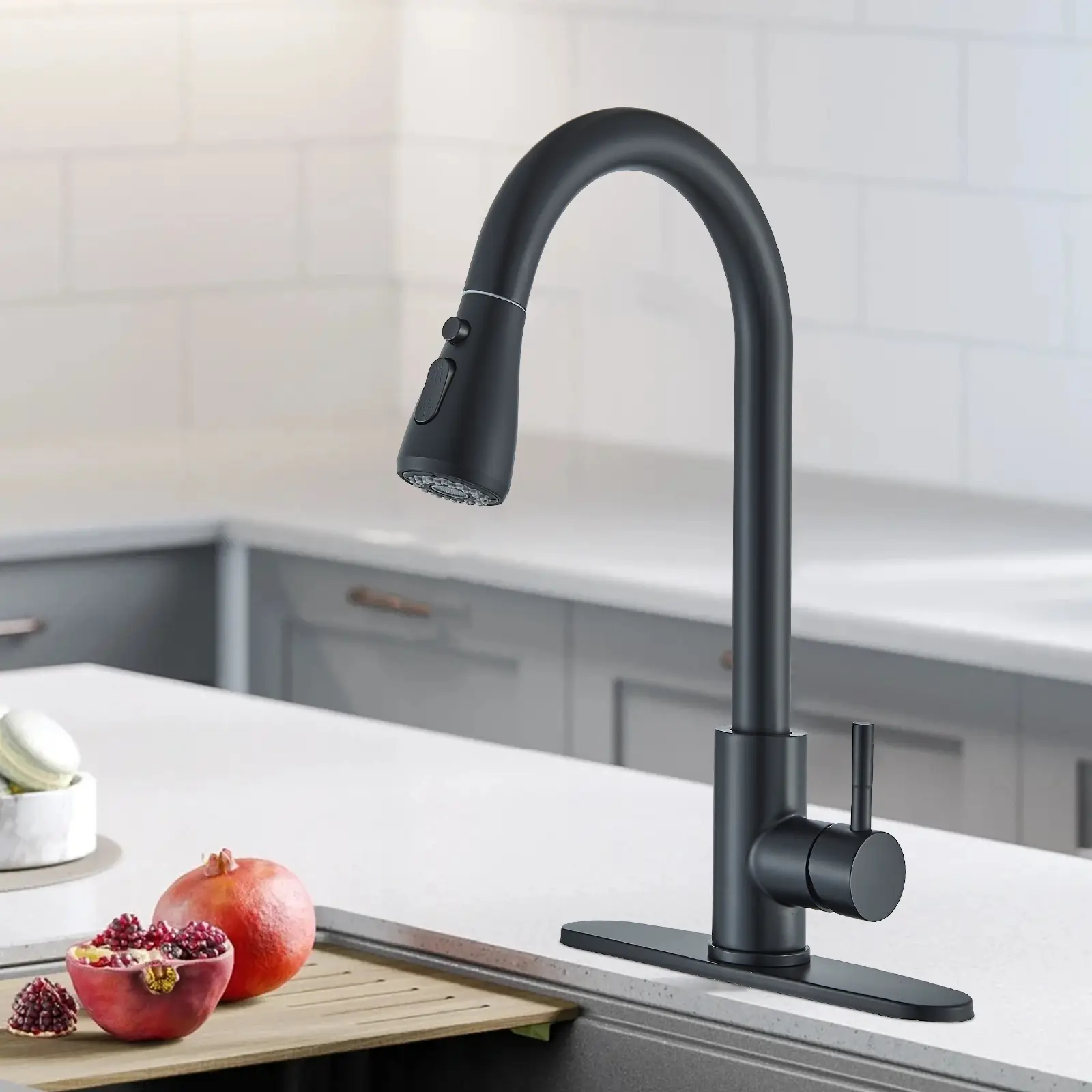 Black Kitchen Faucet with Pull Down Sprayer,Single Handle Kitchen Sink Faucet Commercial for 1 or 3 Hole Modern Mixer Tap,360°Swivel Spout Faucet for