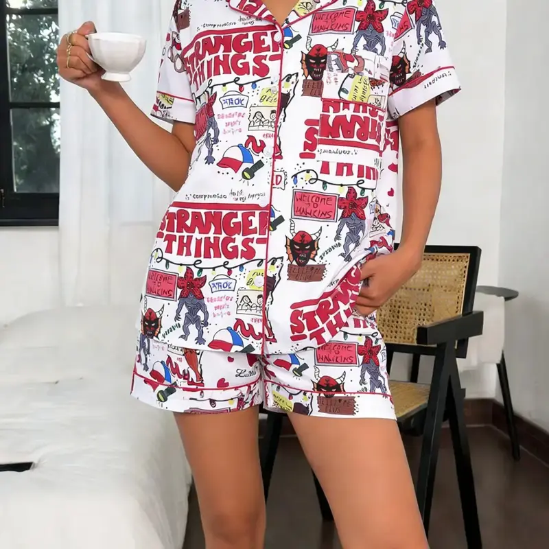 2-piece set of women's white background with strange stories, letter printed patterns, short sleeved shorts, fitted top, small pocket lapel design, elastic waistband, home casual women's pajama sleepwear set, Nightwear pajama set, Fitted pajamas