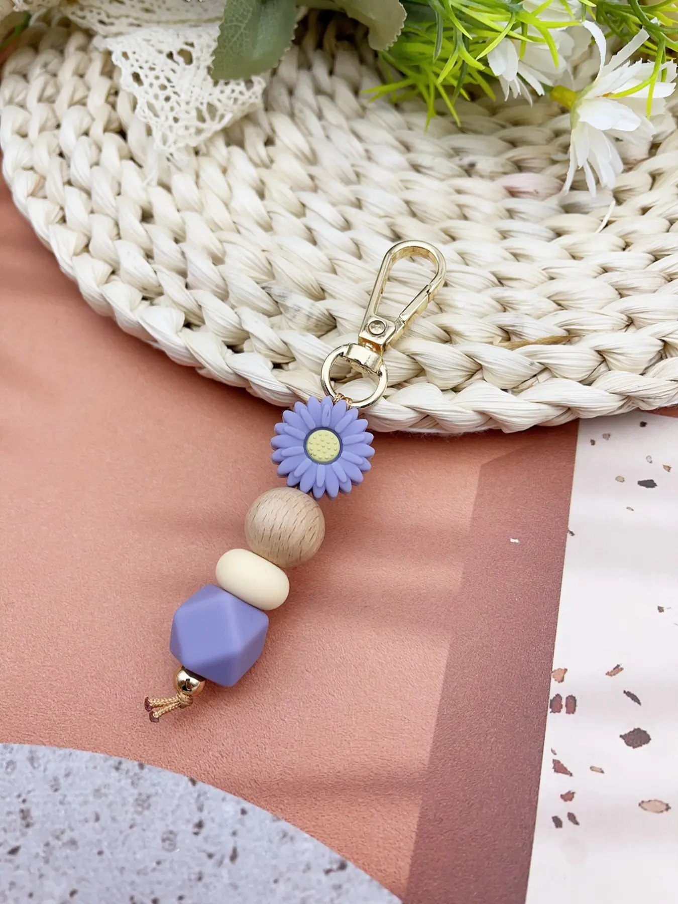 Fashion Elegant Daisy Silicone Keychain, Flower Keychain, Floral Pattern Keychain, Floral Beaded Bag Charm, Teacher Gift Car Pendant, Friend Present, All Seasons Fashion Elegant Daisy Silicone Keychain, Flower Keychain, Floral Pattern Keychain, Floral Beaded Bag Charm, Teacher Gift Car Pendant, Friend Present, All Seasons