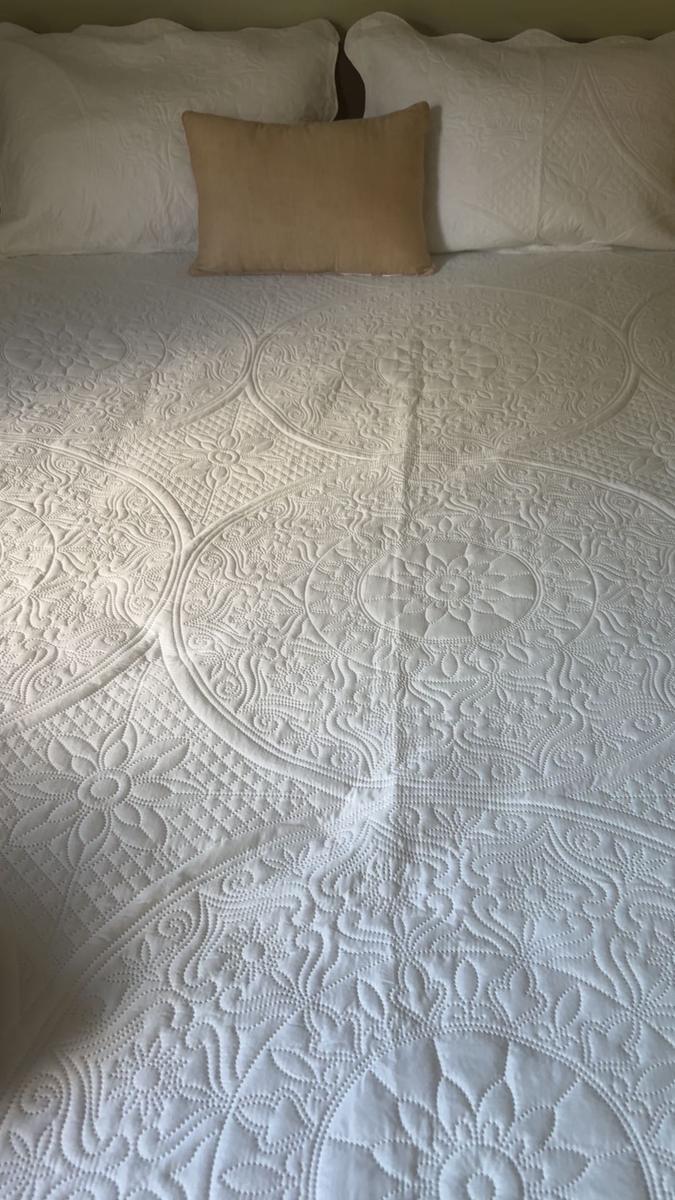 Item: White Floral, Queen