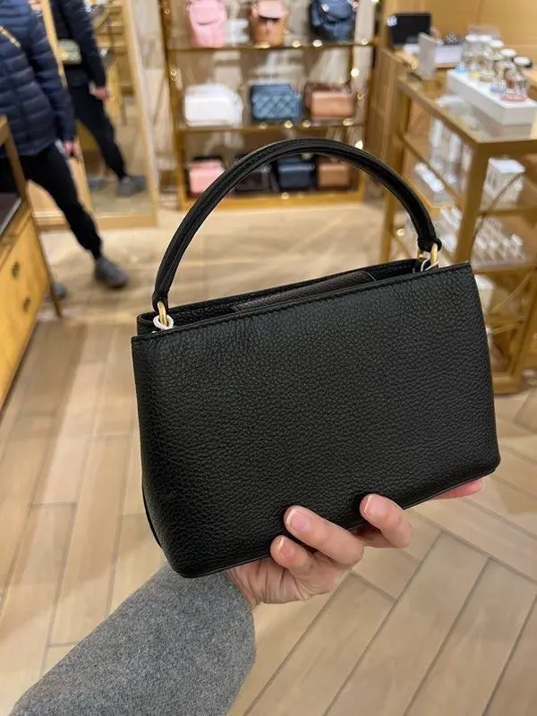 Britten Micro Satchel Advanced mini Tote bag, with long shoulder strap, portable and diagonal, magnifying the mobile phone is no problem. The texture is very good. 12cm high, 20cm long, 7cm deep