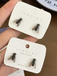 1pcs Realistic Mini Black Fly-shaped Earrings, Creative Abstract Flying Earrings Suitable for Ladies, Interesting Simulation Earplugs, Party Jewelry, Gift for Friends, Ear Studs