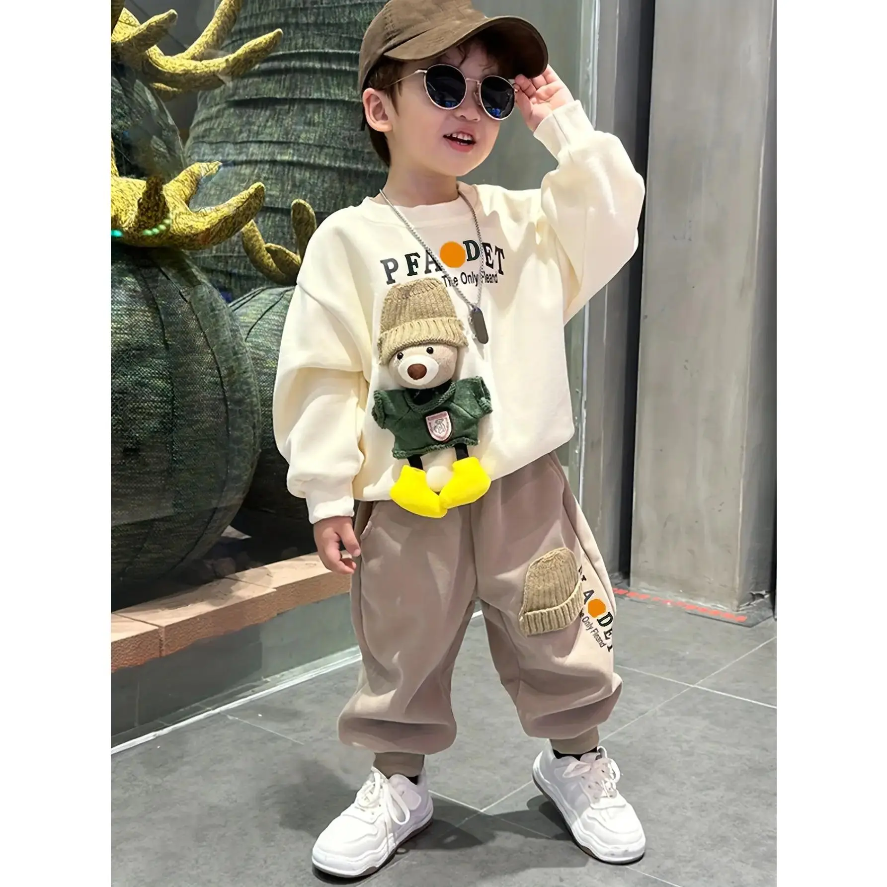 Boys' round-neck beige hoodie  khaki tapered long pants set, with letter  English prints  cartoon accessories design, casual style, suitable  outdoor wear, perfect  school wear, boys' autumn  winter set, Perfect  Outdoor and