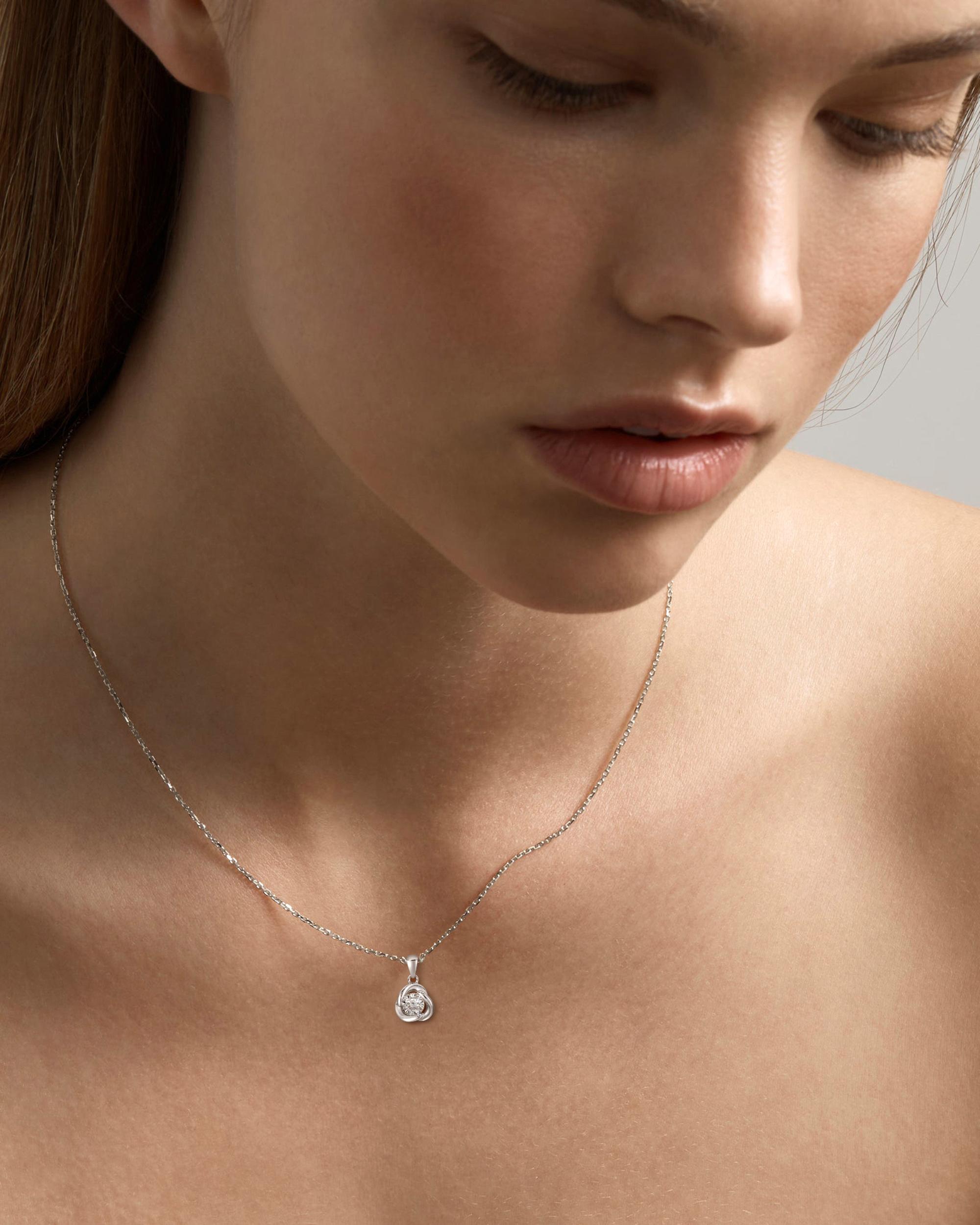 EIoways Sterling Silver Heart Knot Necklace Moissanite Pendant Necklace 0.44ct D Color VVS S925 Sterling Silver Moissanite Jewelry Perfect Birthday Mother’s Day Christmas Gift for Women Wedding