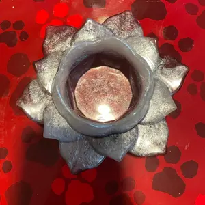 Tea light candle holder