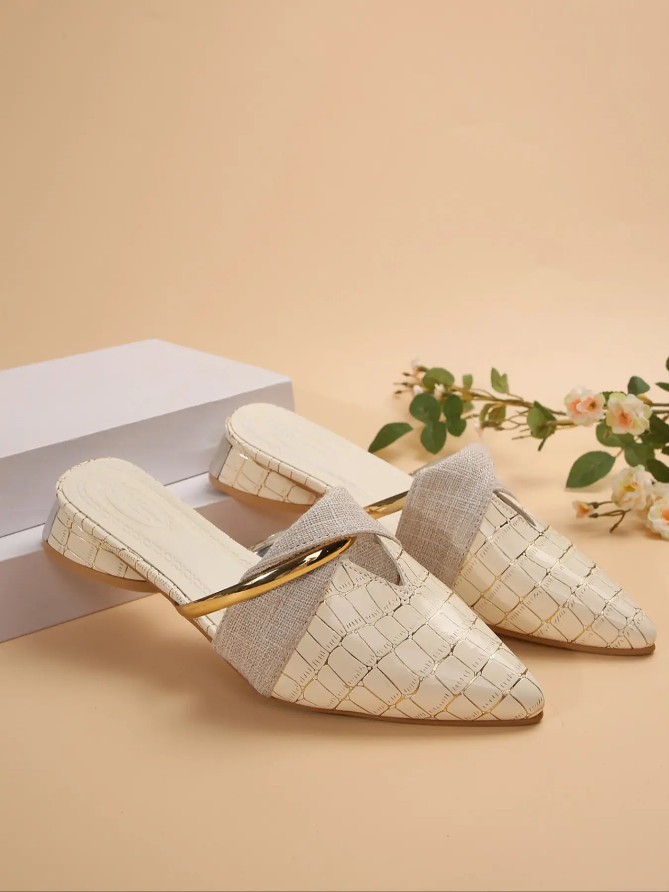 Women's Black & Beige Pointed-Toe Slip On PU Leather Mules with Metallic & Textured Detail, Fashionable Casual Walking Shoes, Versatile Comfortable Commuting Shoes, Female All-match Trendy Shoes for Daily Wear, Office & Party Looks