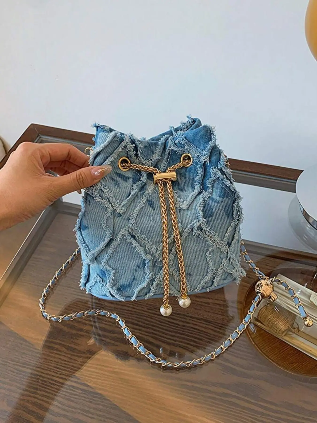 Fresh and artistic style, practical texture drawstring bucket bag, chain shoulder strap design, simple and casual versatile, single shoulder crossbody bag, Crossbody Handbags, Crossbody with chain, fashionable bag, suitable for commuting and shopping