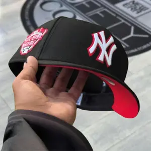 New Era 9FORTY New York Yankees Black & Red Adjustable Baseball Cap – Flat Brim MLB Hat with Embroidered NY Logo, Pink Outline Details & All-Star Side Patch, Limited Edition 2026 Urban Streetwear Gorra premium, moda urbana para hombres y mujeres